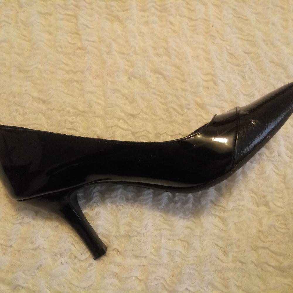 Black pumps